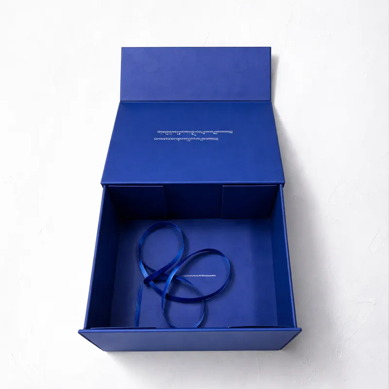Custom Matte Coated Rigid Paper Box Window Gold Foil Stamping Sponge Lining Custom Logo Printed Folders for Eyelash Products