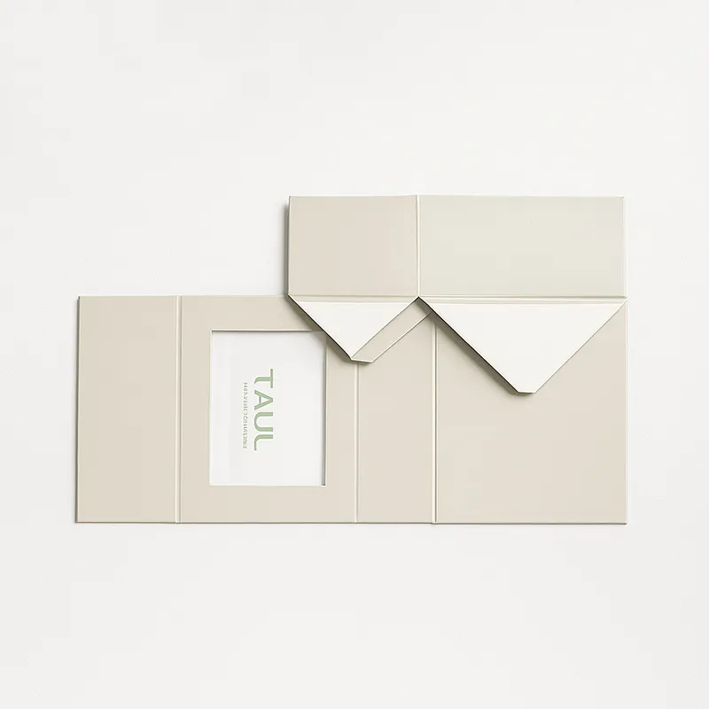 Custom Matte Coated Rigid Paper Box Window Gold Foil Stamping Sponge Lining Custom Logo Printed Folders for Eyelash Products