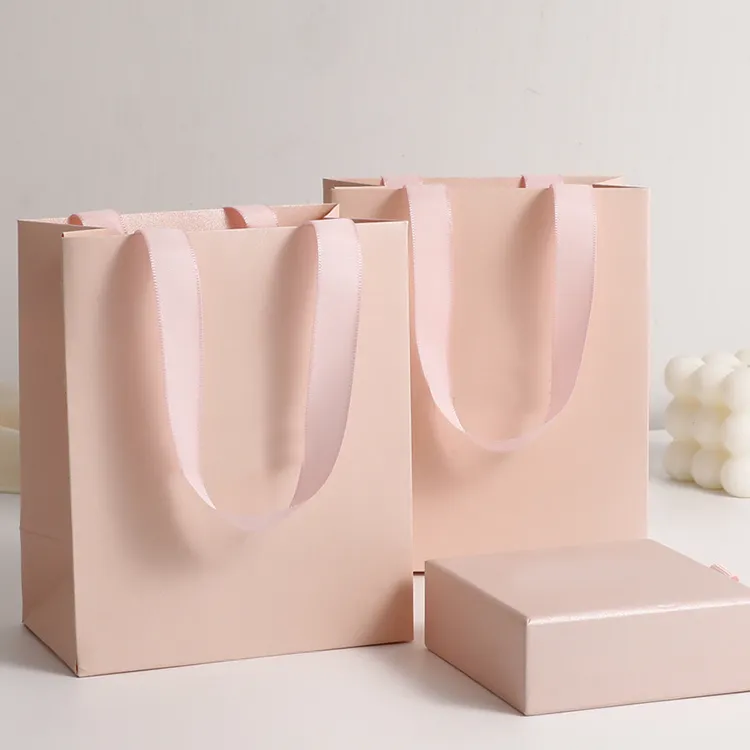 Custom Gift Paper Bags Custom Logo Gift Bags Wholesale White Card Gift Bags Luxury Gift Packaging Bags Eco Friendly Gift Bags