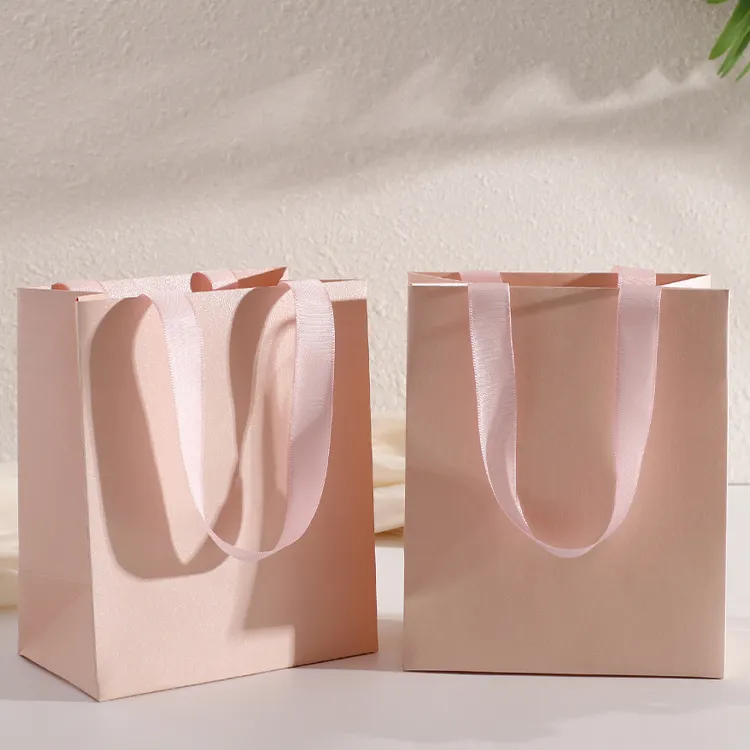 Custom Gift Paper Bags Custom Logo Gift Bags Wholesale White Card Gift Bags Luxury Gift Packaging Bags Eco Friendly Gift Bags