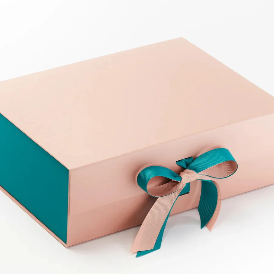 Wholesale Custom Logo Printed Recycled Materials Matte High Quality Cardboard Gift Boxes Magnetic Folding Apparel Packaging